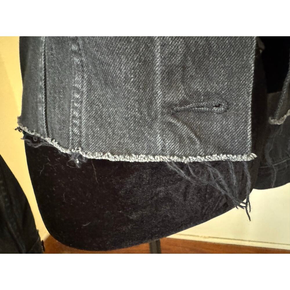 Levi’s Altered Trucker Black Cropped Denim Jacket Raw Hem Women’s Small - Picture 4 of 12